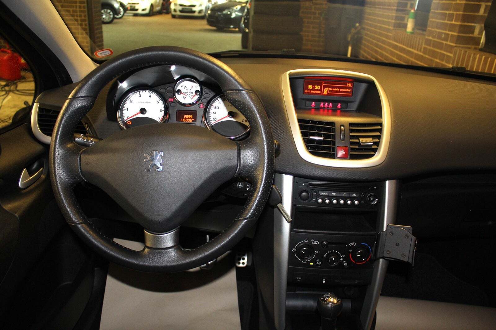 Grå Peugeot 207 fra 2008