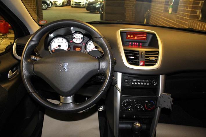 Grå Peugeot 207 fra 2008