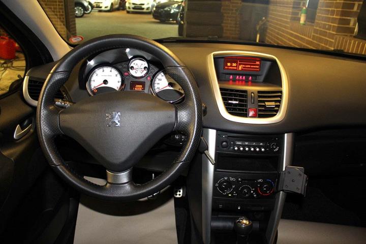 Grå Peugeot 207 fra 2012