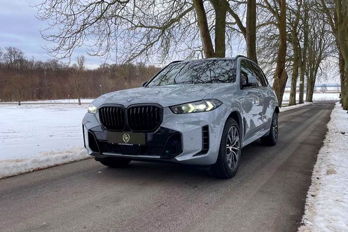 Grå BMW X5 fra 2024 set udefra