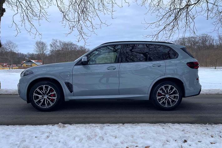 Grå BMW X5 fra 2024