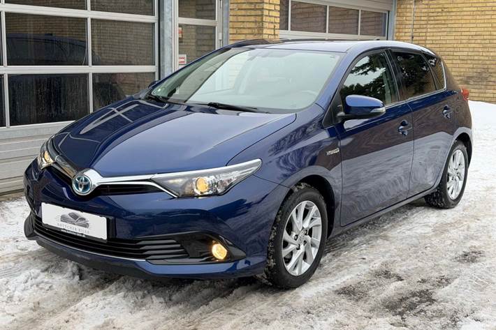 Blå Toyota Auris fra 2016 set udefra