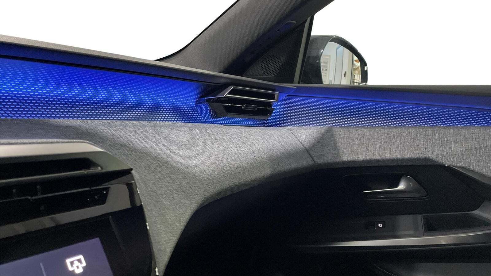 Blå Peugeot e-5008 fra 2024