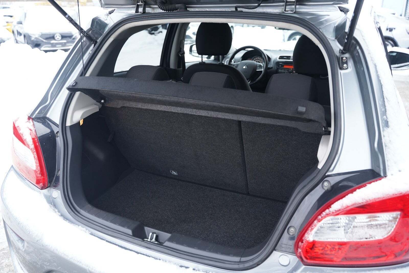 Grå Mitsubishi Space Star fra 2020