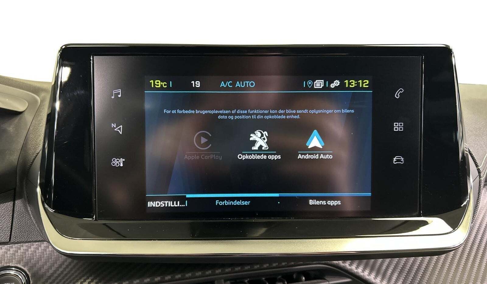 Grå Peugeot e-208 fra 2023