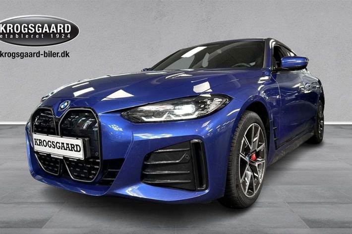 Blå BMW i4 fra 2023 set udefra