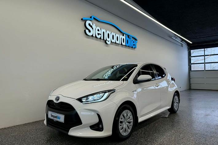 Hvid Toyota Yaris fra 2020 set udefra