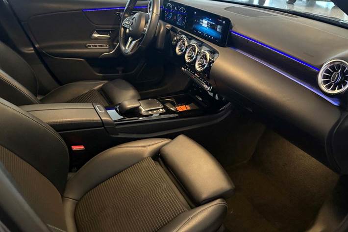 Grå Mercedes A200 d fra 2022