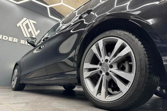 Sort Mercedes C300 de fra 2021