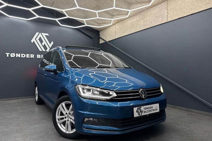 Blå VW Touran fra 2019 set udefra