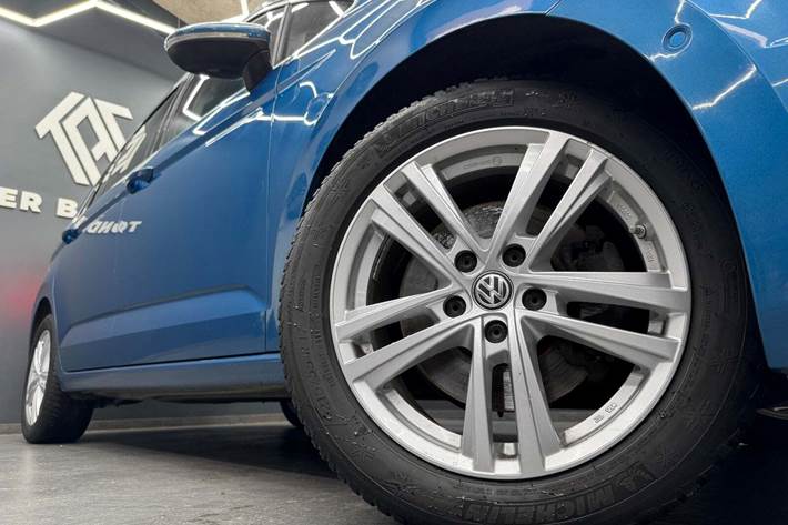 Blå VW Touran fra 2019