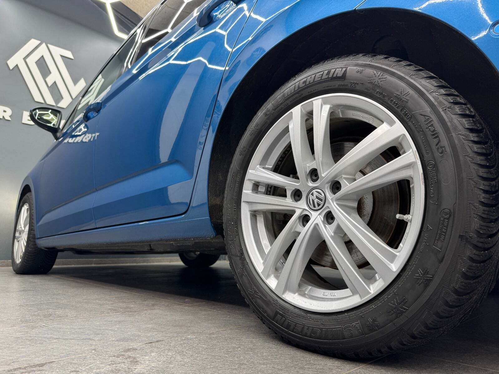 Blå VW Touran fra 2019