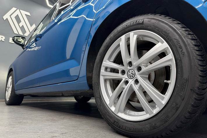 Blå VW Touran fra 2019