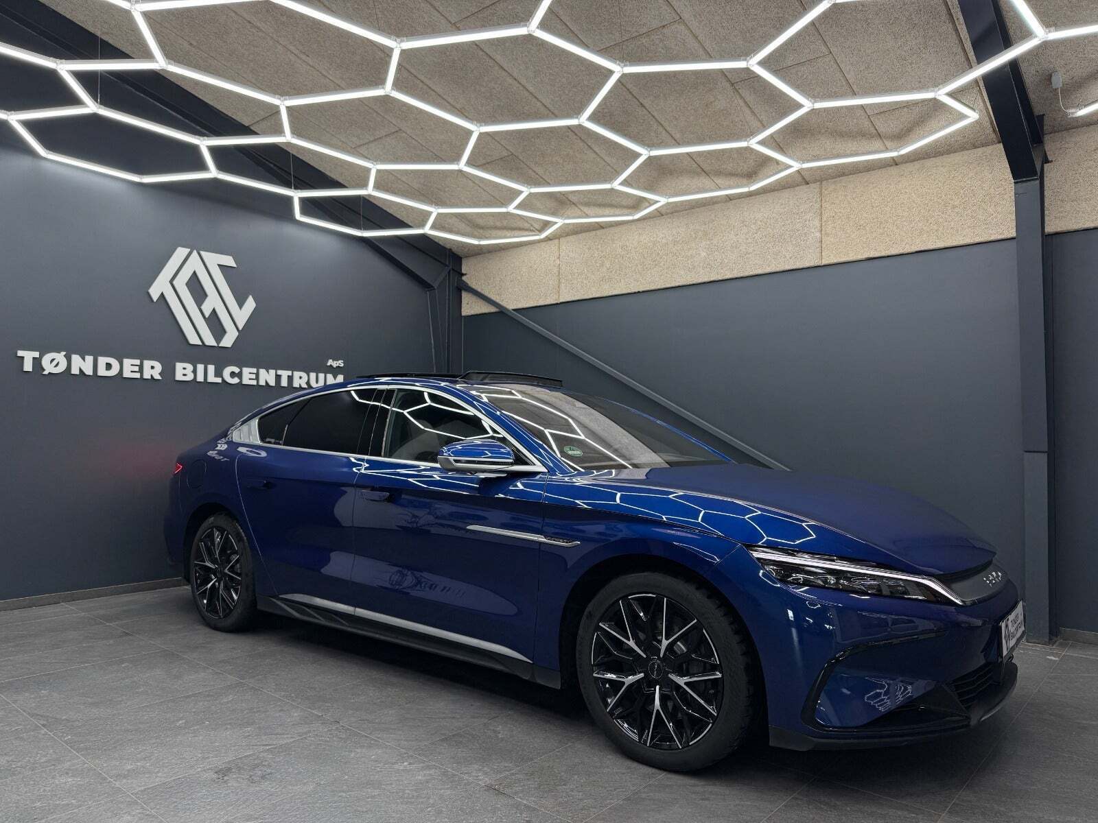 Blå BYD Han fra 2024 set udefra