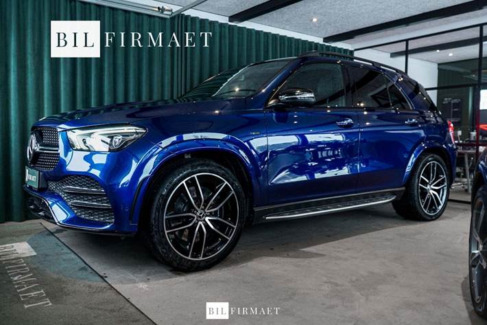 Blå Mercedes GLE350 de fra 2022 set udefra