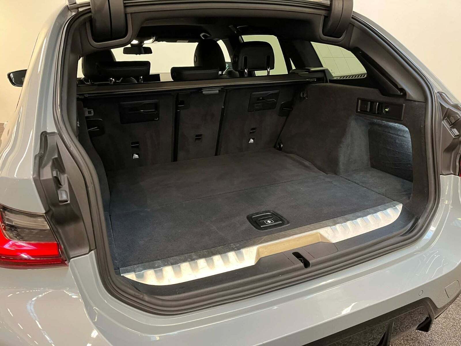 Grå BMW 330e fra 2023