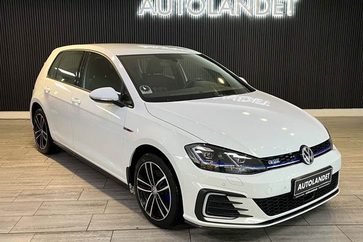 Hvid VW Golf VII fra 2020 set udefra