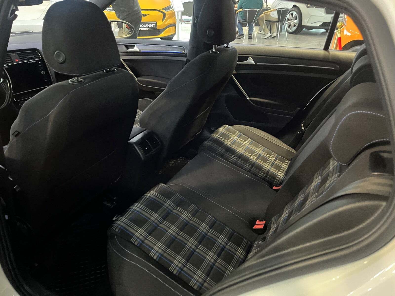 Hvid VW Golf VII fra 2020