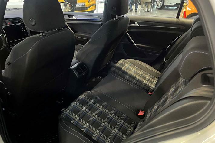 Hvid VW Golf VII fra 2020