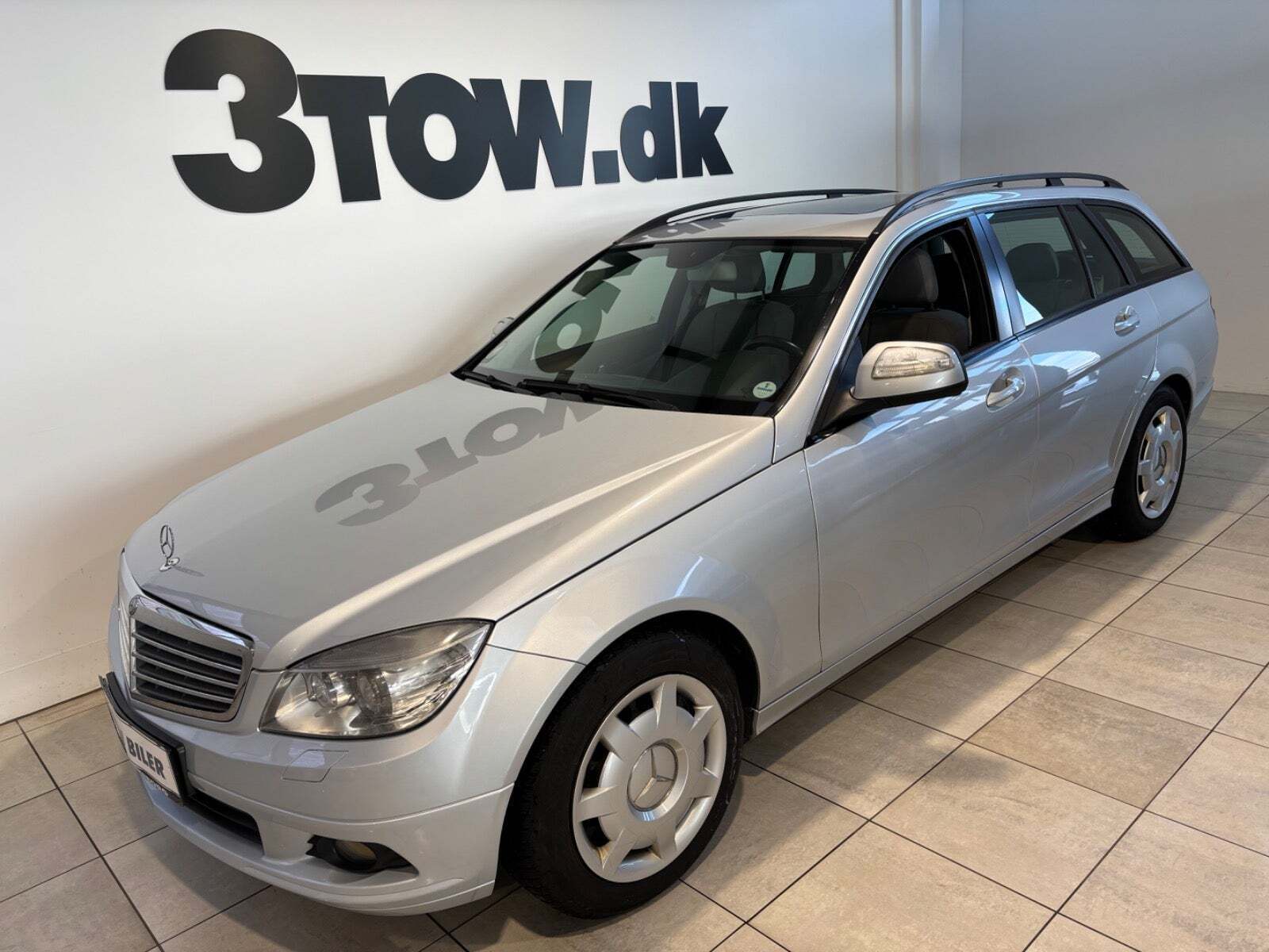 Sølv Mercedes C230 fra 2008 set udefra