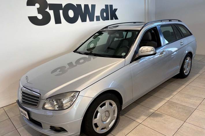 Sølv Mercedes C230 fra 2008 set udefra
