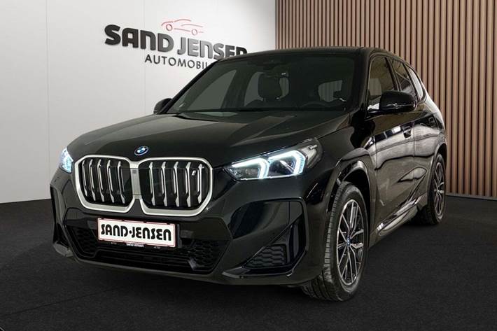 Sort BMW iX1 fra 2023 set udefra