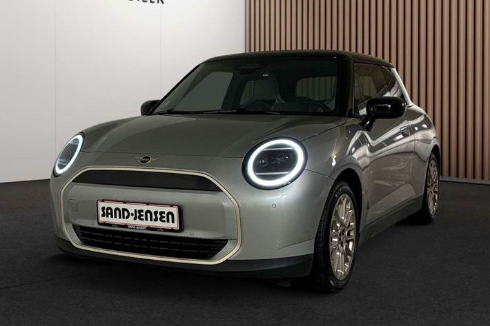 Sølv Mini Cooper E fra 2025 set udefra