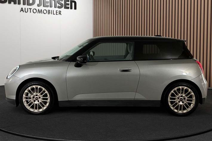 Sølv Mini Cooper E fra 2025