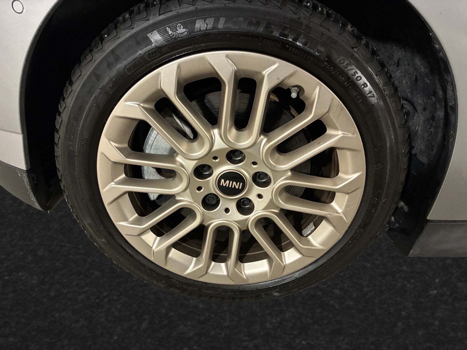 Sølv Mini Cooper E fra 2025