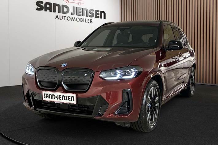 Grå BMW iX3 fra 2023 set udefra