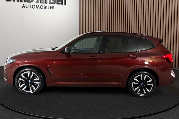 Grå BMW iX3 fra 2023
