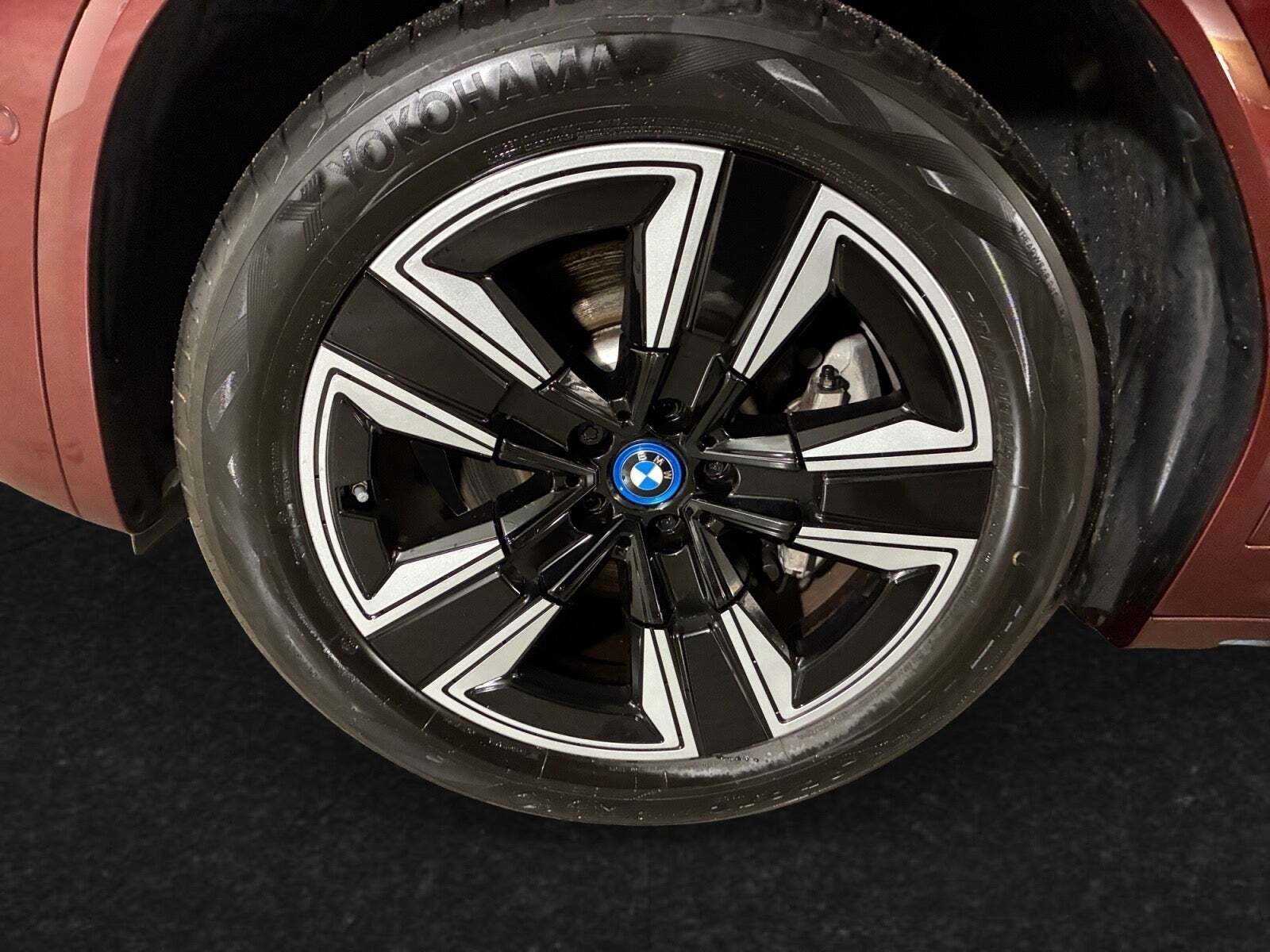 Grå BMW iX3 fra 2023