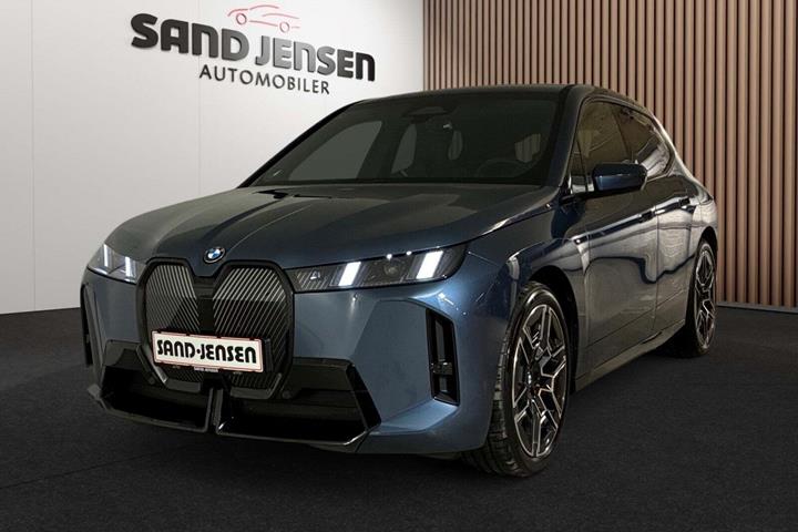 Blå BMW iX fra 2026 set udefra