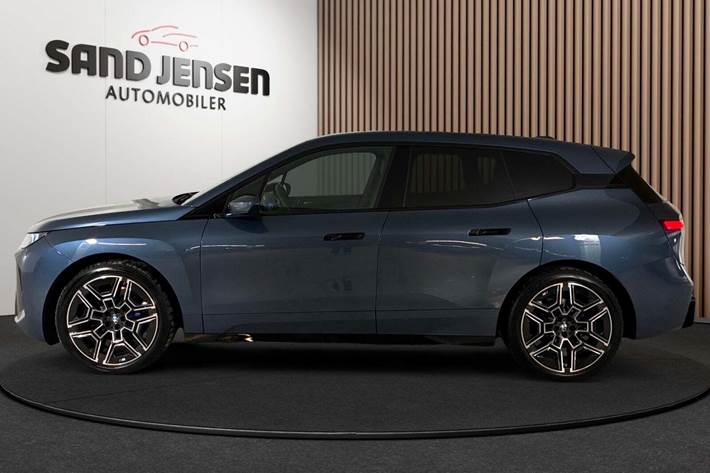 Blå BMW iX fra 2026
