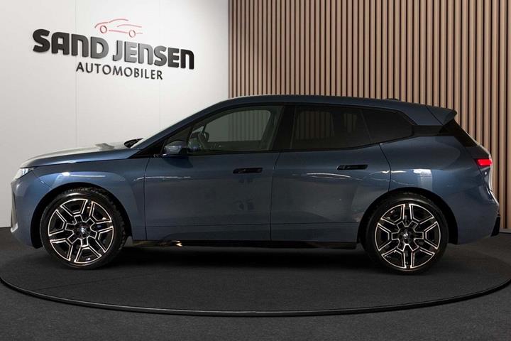 Blå BMW iX fra 2026