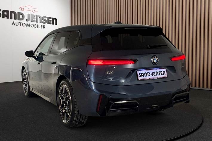 Blå BMW iX fra 2026