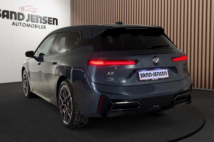 Blå BMW iX fra 2026