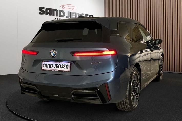 Blå BMW iX fra 2026