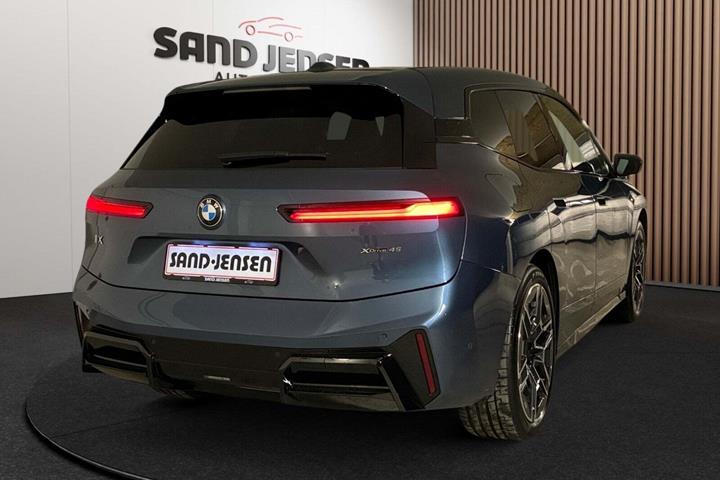Blå BMW iX fra 2026