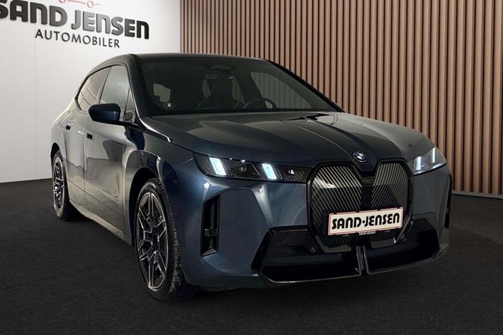 Blå BMW iX fra 2026