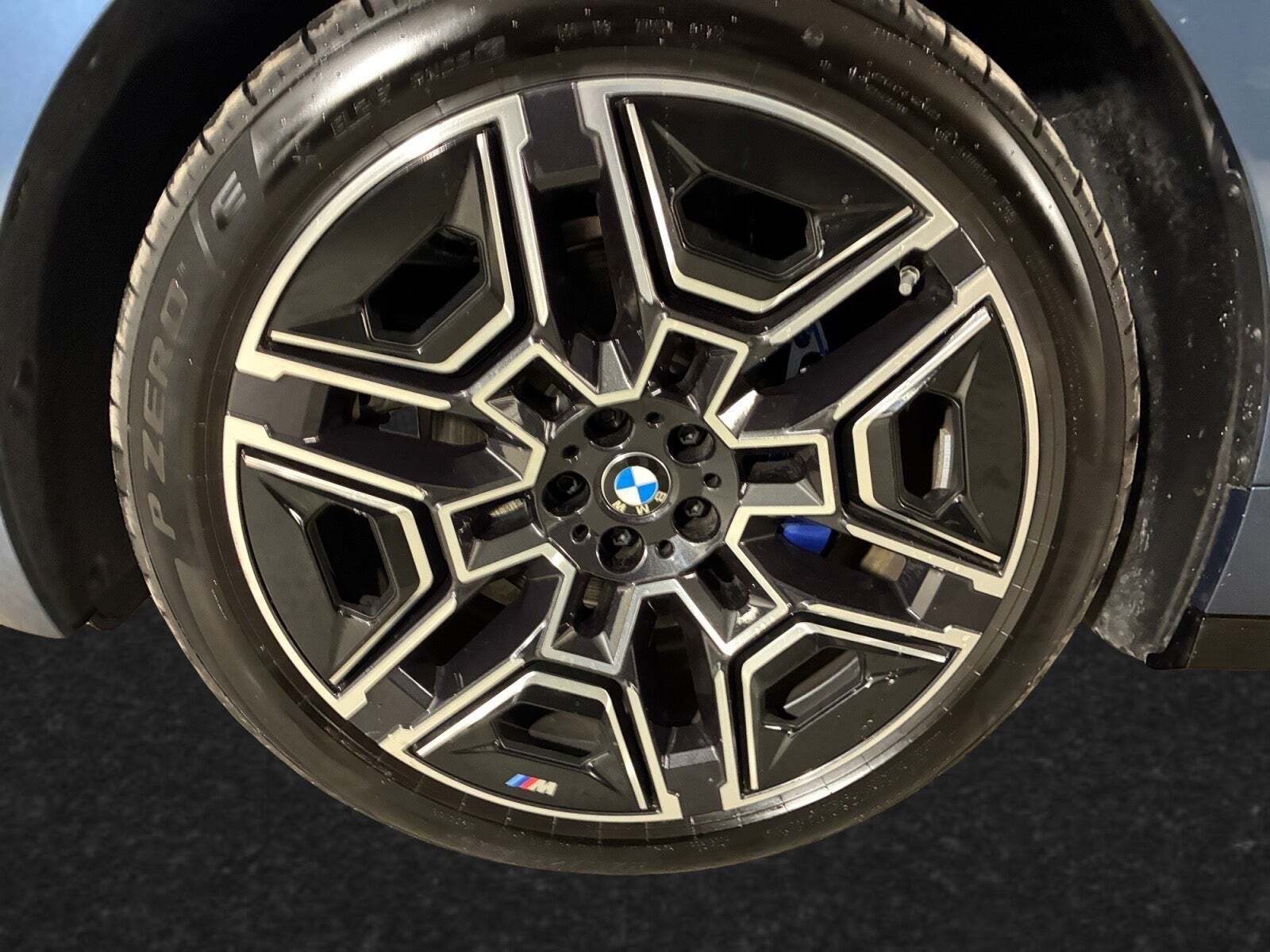 Blå BMW iX fra 2026