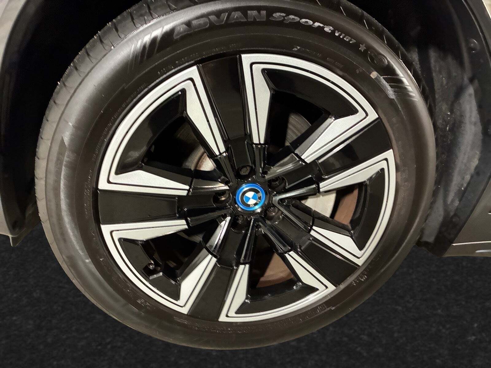 Grå BMW iX3 fra 2023