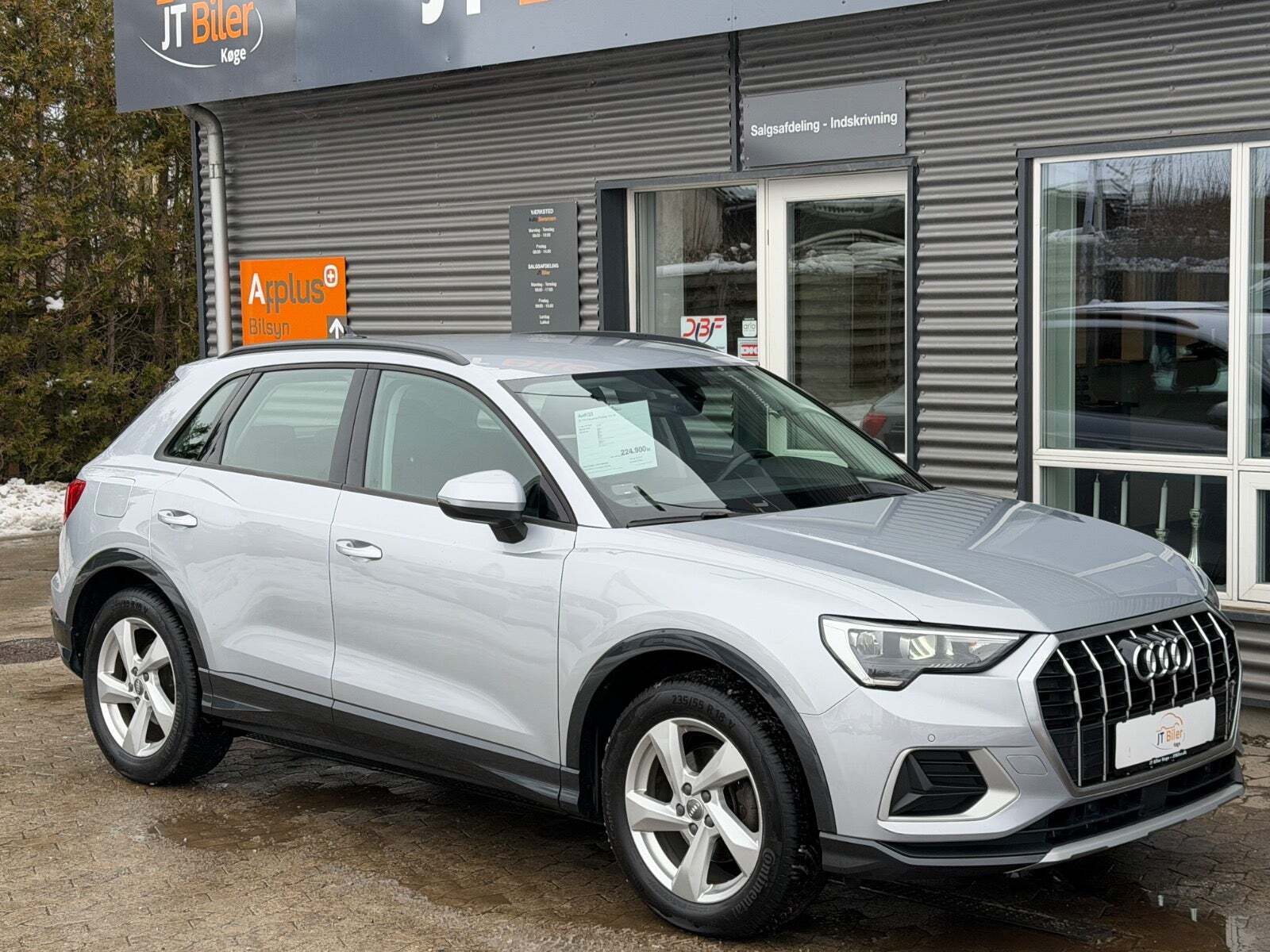 Sølv Audi Q3 fra 2019 set udefra