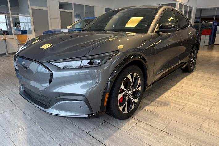 Grå Ford Mustang Mach-E fra 2023 set udefra