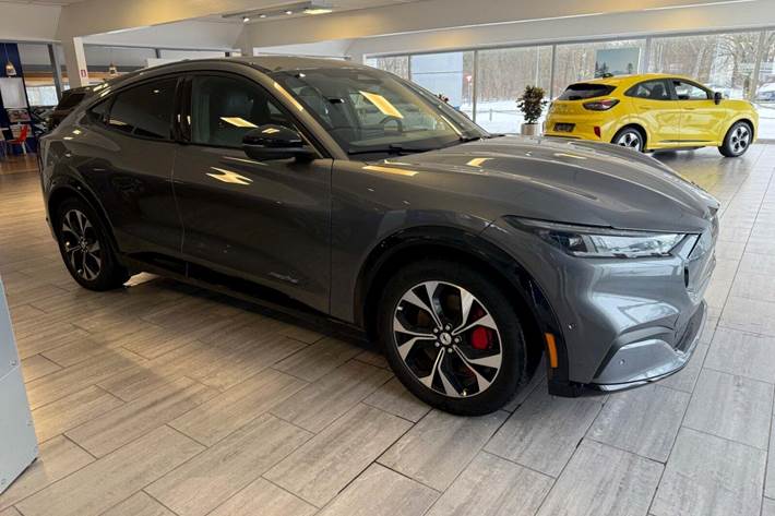 Grå Ford Mustang Mach-E fra 2023