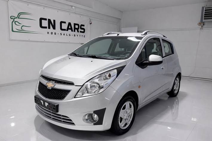 Sølv Chevrolet Spark fra 2012 set udefra
