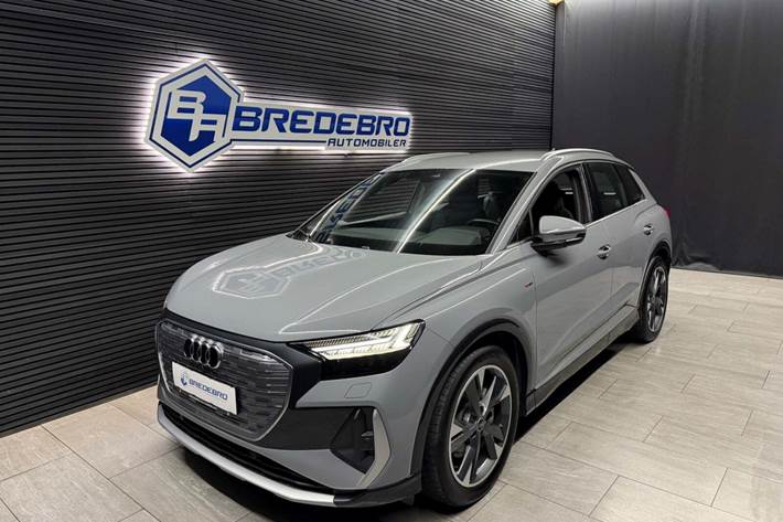 Grå Audi Q4 e-tron fra 2024 set udefra