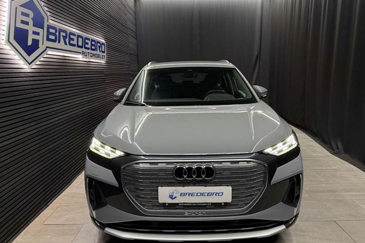 Grå Audi Q4 e-tron fra 2024