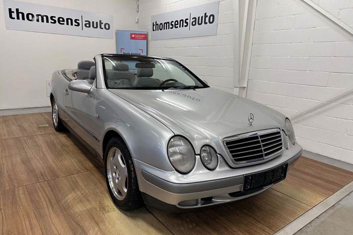 Sølv Mercedes CLK230 fra 2000 set udefra