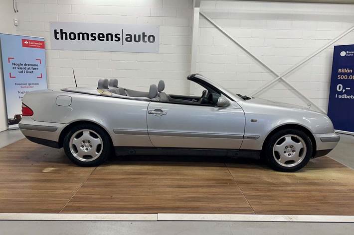 Sølv Mercedes CLK230 fra 2000 set udefra